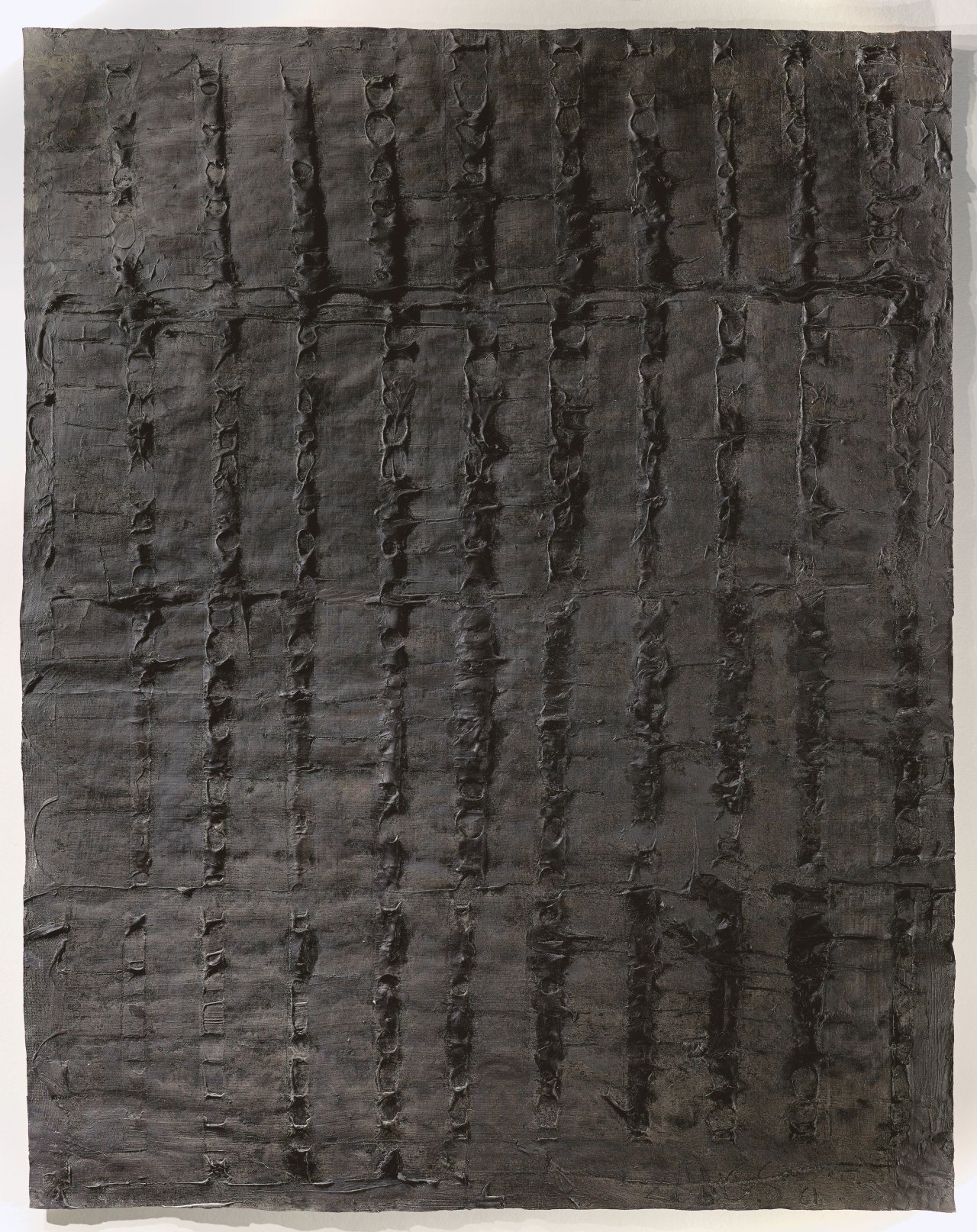 Auf diesem Bild ist das folgende Kunstwerk zu sehen: Herbert Zangs. Ohne Titel, aus der Serie „Schwarze Relief-Gemälde“. 1961.