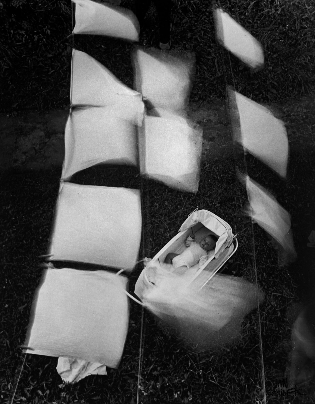 Auf diesem Bild ist das folgende Kunstwerk zu sehen: Jan Saudek. Plinky (Windeln). 1963.