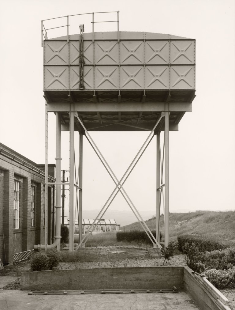 Auf diesem Bild ist das folgende Kunstwerk zu sehen: Bernd und Hilla Becher (Siegen 1931 - 2007 Rostock / Potsdam 1934 - 2015 Düsseldorf). Wasserturm, Kirkhamgate, Leeds, GB. 1968.