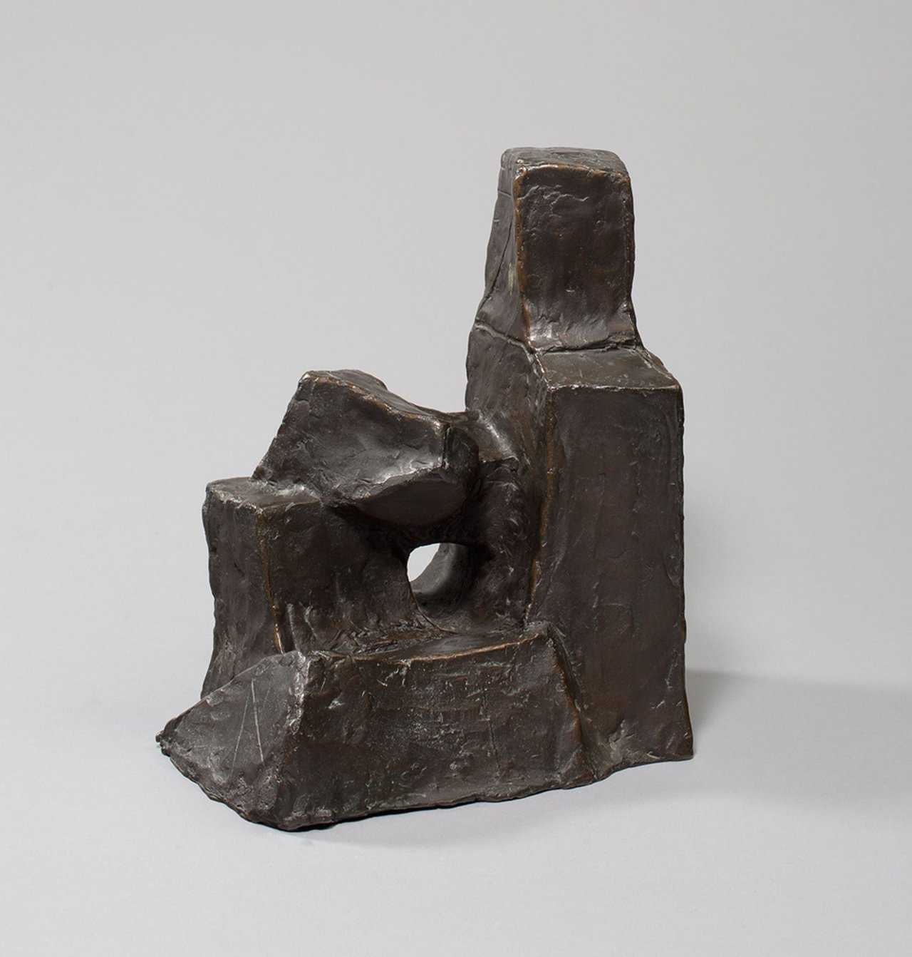 Auf diesem Bild ist das folgende Kunstwerk zu sehen: Fritz Wotruba. „Kleine sitzende Figur“. 1952/53.