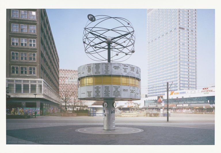 Auf diesem Bild ist das folgende Kunstwerk zu sehen: Michael Wesely. „8 Stunden Weltzeituhr, Berlin“. 2003.