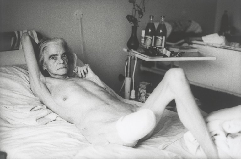Auf diesem Bild ist das folgende Kunstwerk zu sehen: Gundula Schulze Eldowy. „Tamerlan, Berlin“, aus dem Zyklus „Tamerlan“, 1977–1989. 1986.
