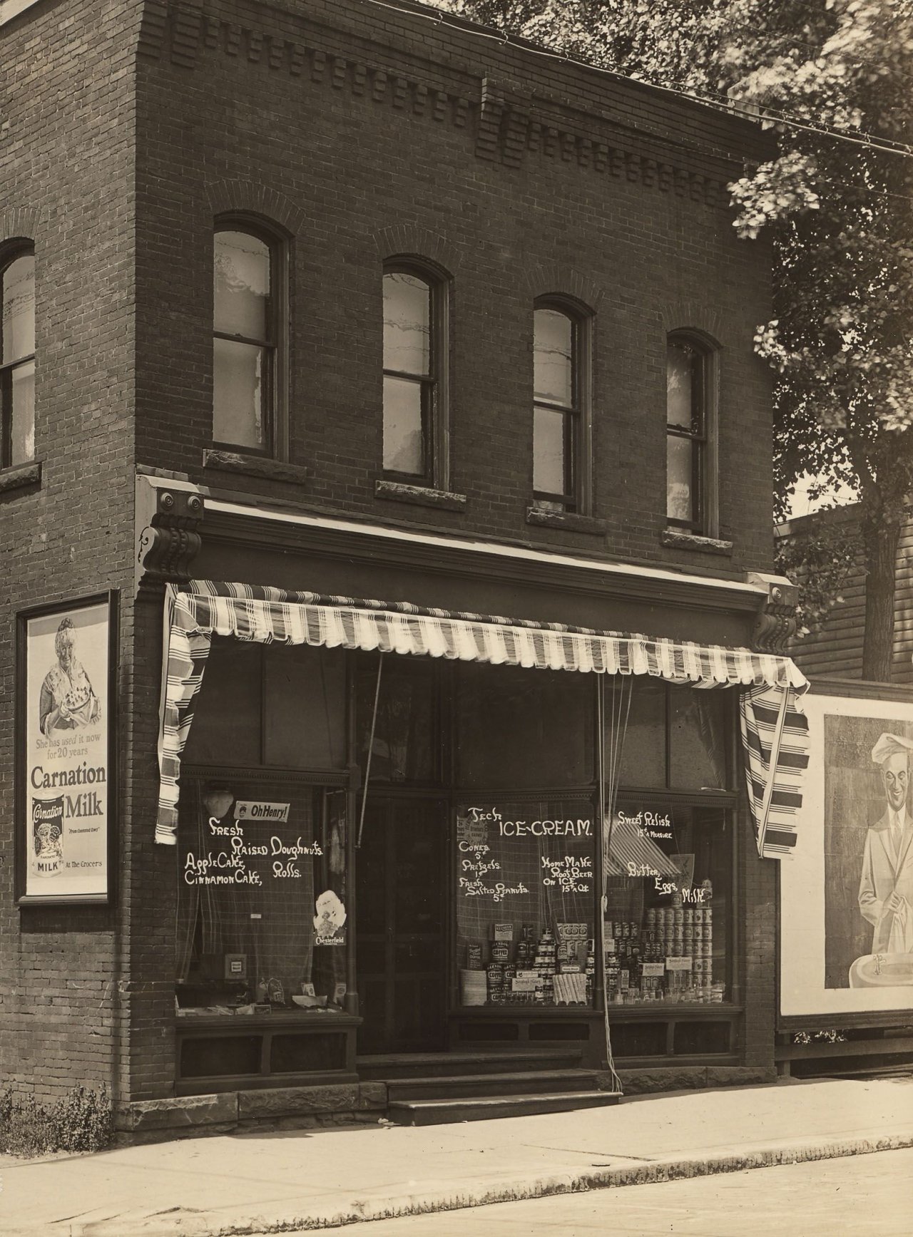 Auf diesem Bild ist das folgende Kunstwerk zu sehen: Walker Evans. Ohne Titel (Brooklyn, New York). Um 1930.