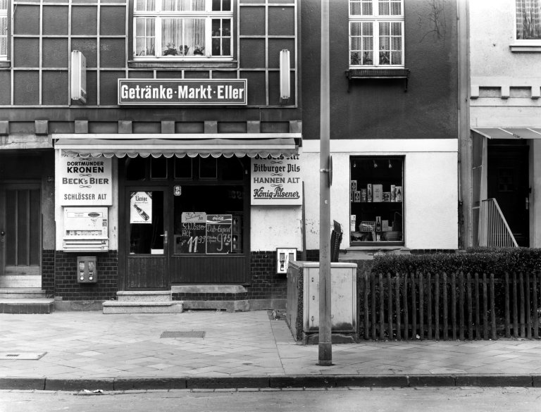 Auf diesem Bild ist das folgende Kunstwerk zu sehen: Tata Ronkholz. „Düsseldorf-Eller, Richardstrasse 50“, aus der Serie „Trinkhallen“, 1977–1984. 1979.