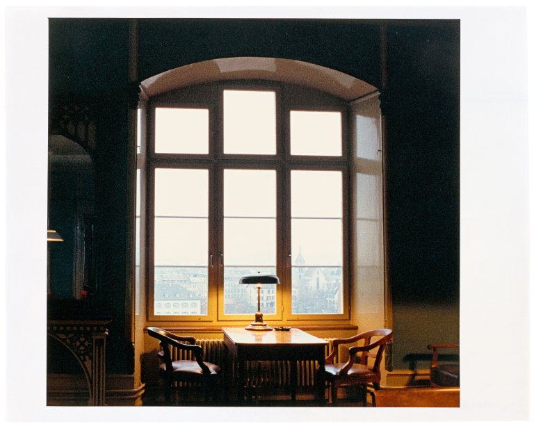 Auf diesem Bild ist das folgende Kunstwerk zu sehen: Candida Höfer. „Lesegesellschaft Basel I 1994“. 1999.