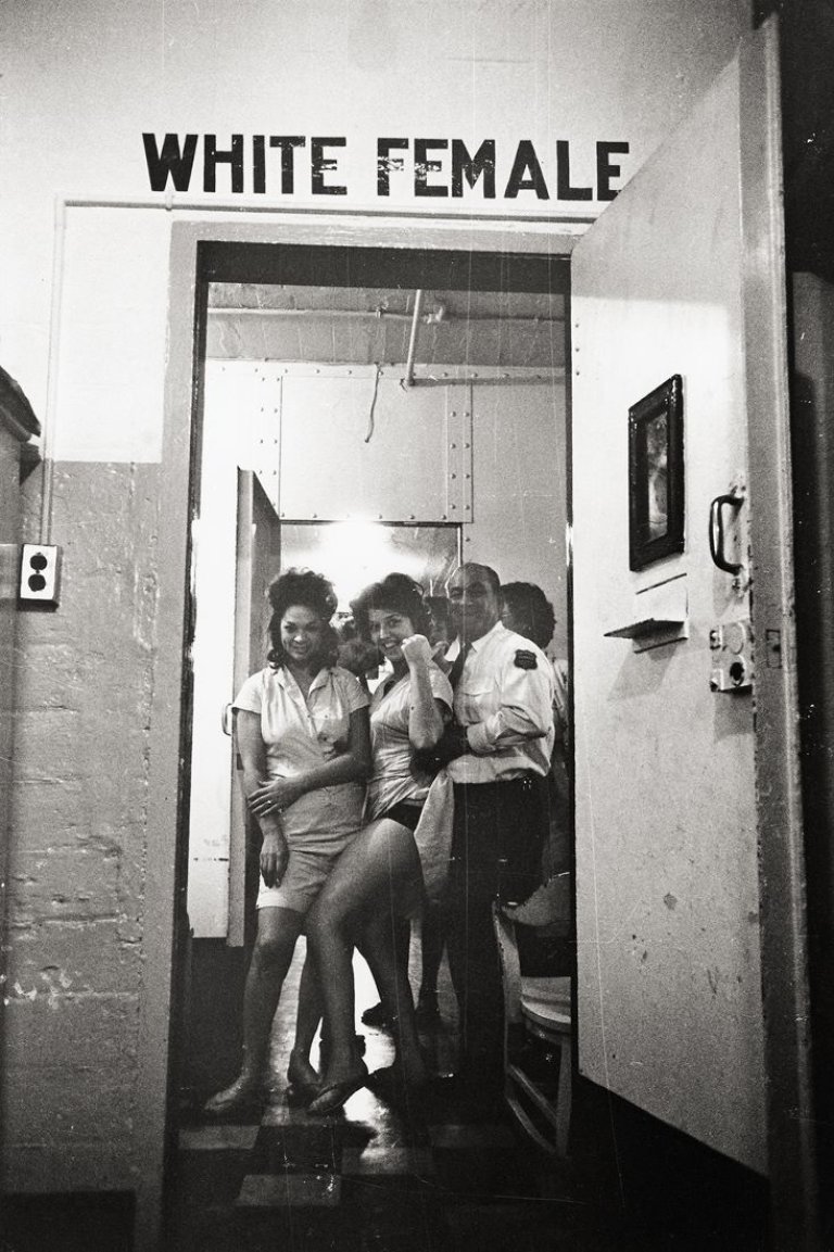 Auf diesem Bild ist das folgende Kunstwerk zu sehen: Leonard Freed. Woman’s Prison, New Orleans, Louisiana. 1963.