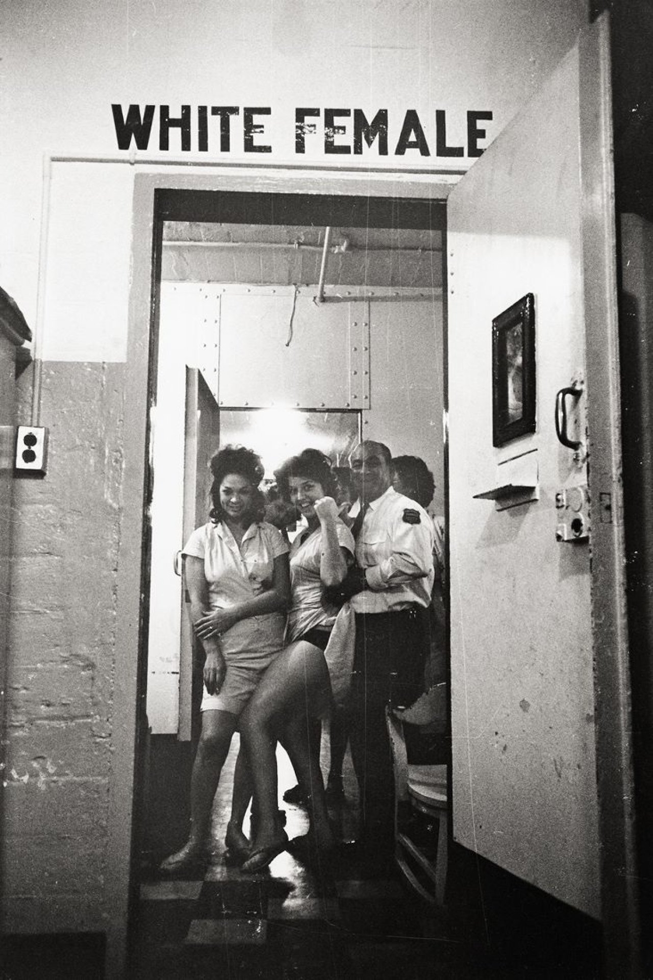 Auf diesem Bild ist das folgende Kunstwerk zu sehen: Leonard Freed. Woman’s Prison, New Orleans, Louisiana. 1963.