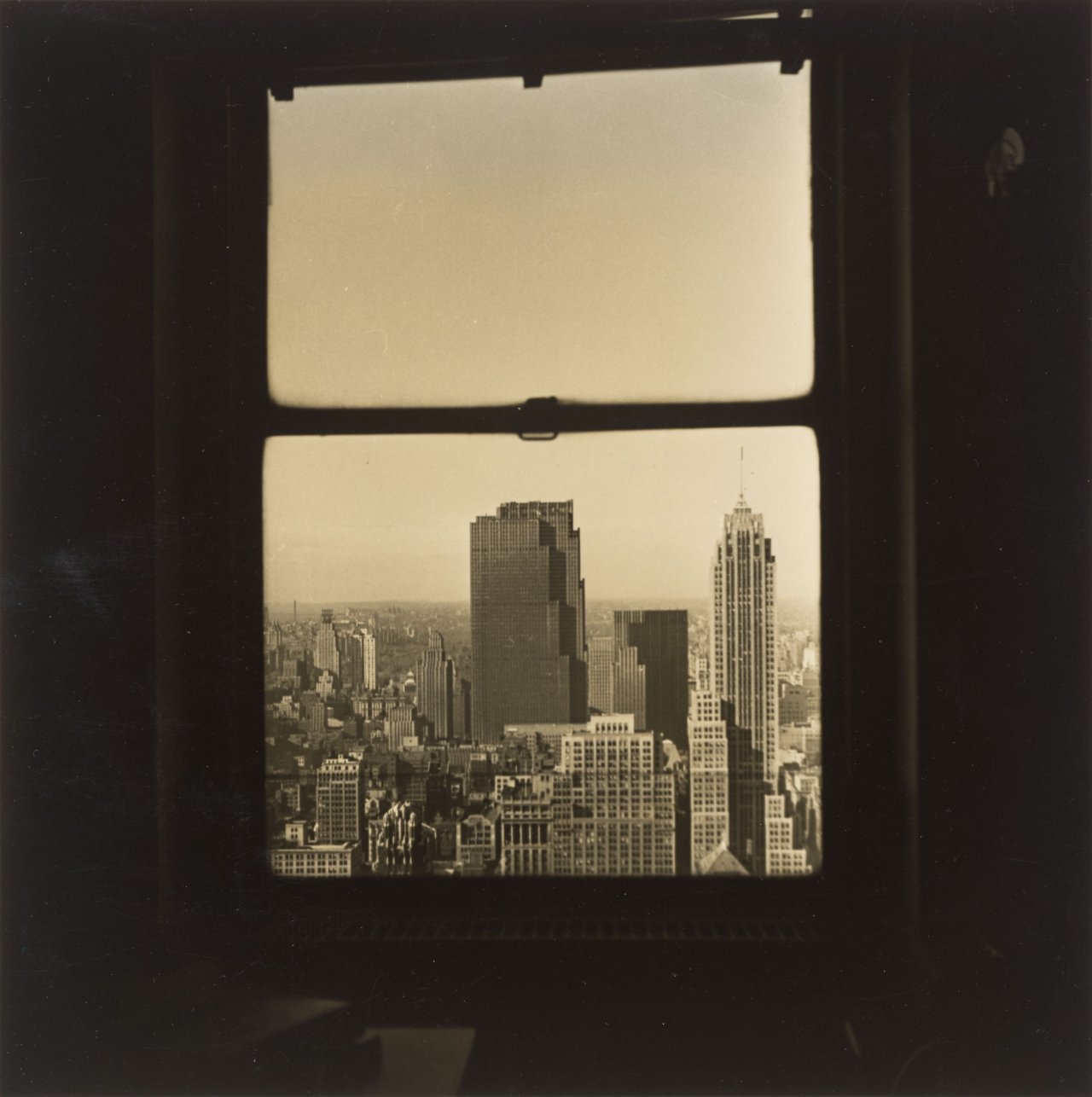 Auf diesem Bild ist das folgende Kunstwerk zu sehen: Walker Evans. Manhattan Through a Window. 1928/30.