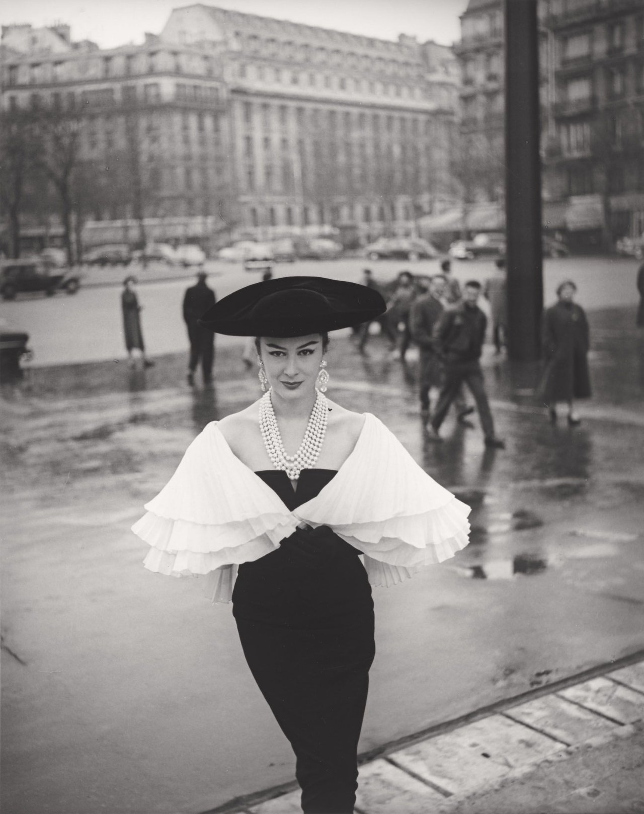 Auf diesem Bild ist das folgende Kunstwerk zu sehen: Walde Huth. „’Patricia‘. J. Fath, Paris“. Modell Élégance. 1956.