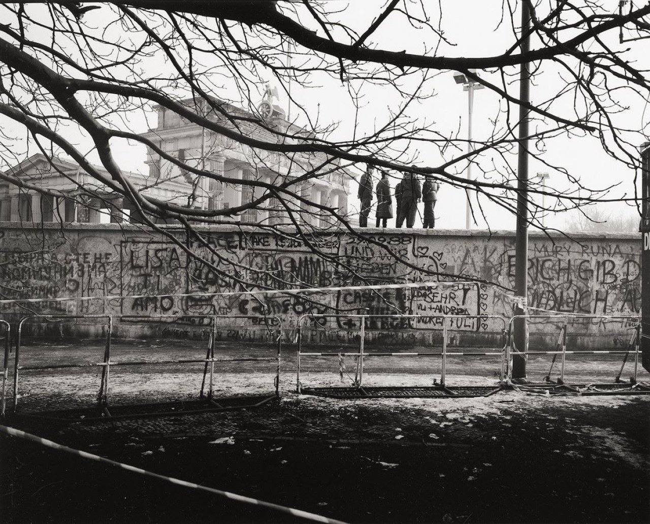 Auf diesem Bild ist das folgende Kunstwerk zu sehen: Thomas Lüttge. „Vier, Berlin“. Dezember 1989.