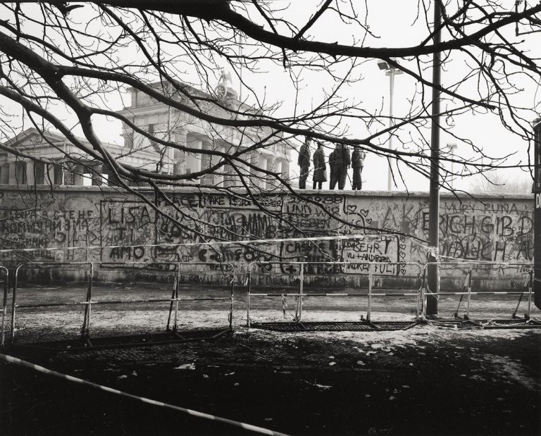 Auf diesem Bild ist das folgende Kunstwerk zu sehen: Thomas Lüttge. „Vier, Berlin“. Dezember 1989.