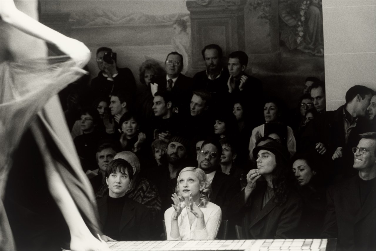 Auf diesem Bild ist das folgende Kunstwerk zu sehen: Barbara Klemm. „Madonna, Haute Couture, Paris“. 1993.