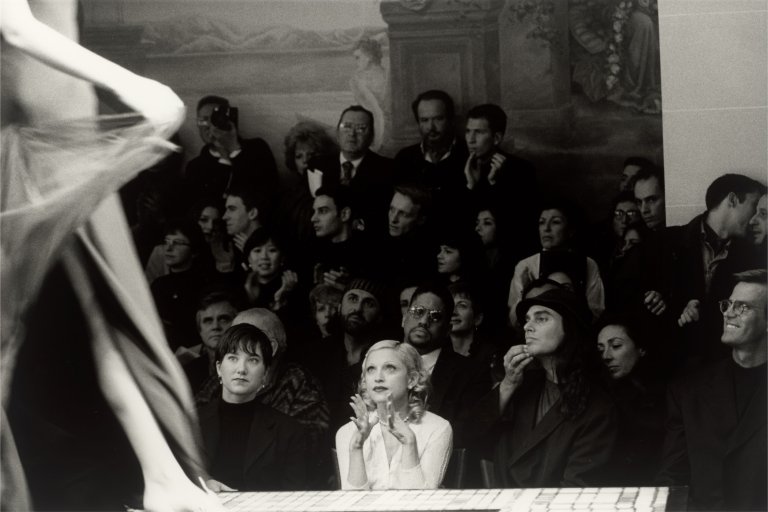 Auf diesem Bild ist das folgende Kunstwerk zu sehen: Barbara Klemm. „Madonna, Haute Couture, Paris“. 1993.