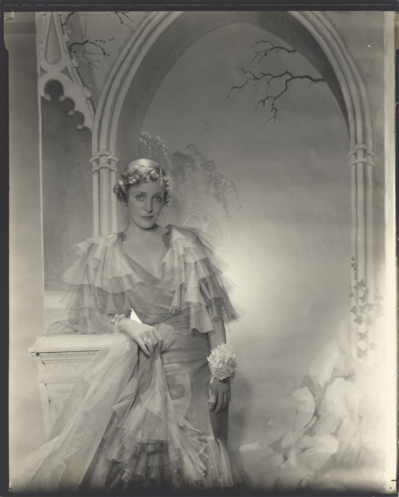 Auf diesem Bild ist das folgende Kunstwerk zu sehen: Cecil Beaton. Fashion for Vogue. 1930er–Jahre.