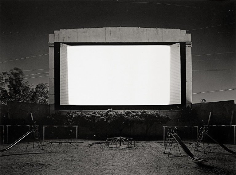 Auf diesem Bild ist das folgende Kunstwerk zu sehen: Hiroshi Sugimoto. „Tri City Drive-In, San Bernardino“, aus der Serie „Theaters“. 1993.