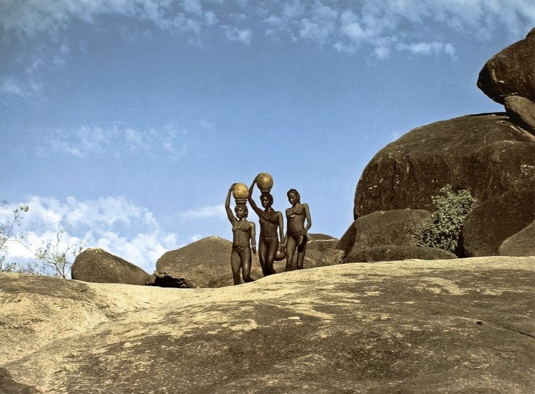 Auf diesem Bild ist das folgende Kunstwerk zu sehen: Leni Riefenstahl. „Wasserstelle“, Bild XXI aus dem Portfolio „The Last of The Nuba“. 1975–1976.