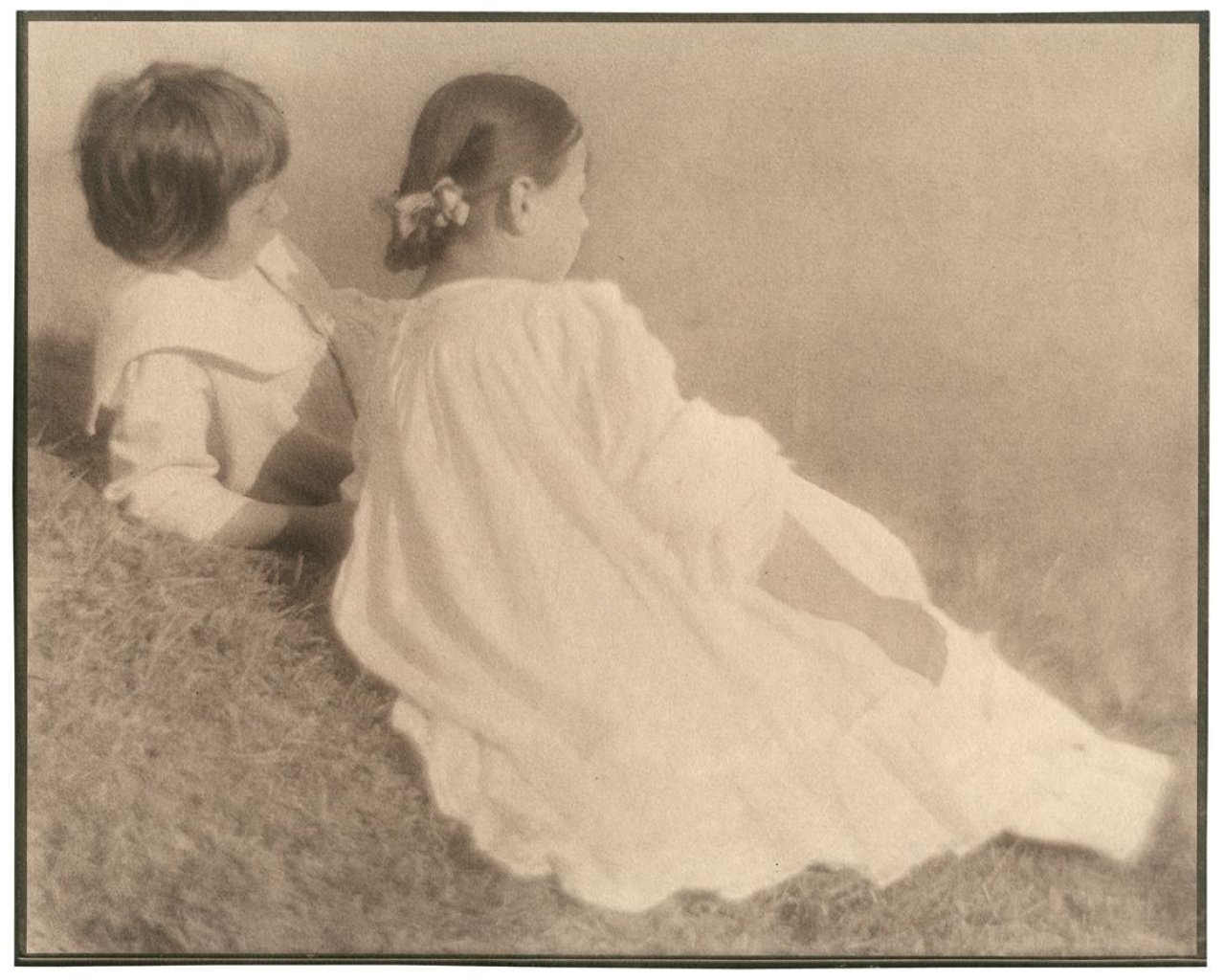 Auf diesem Bild ist das folgende Kunstwerk zu sehen: Heinrich Kühn. Hans und Edeltrude im Gras (II). Um 1910.