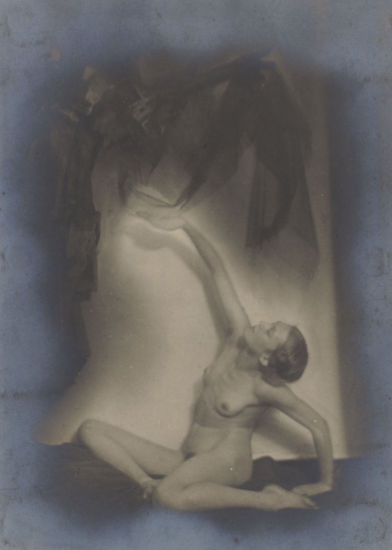Auf diesem Bild ist das folgende Kunstwerk zu sehen: Germaine Krull. Akt (Berthe Krull). 1923-1924.