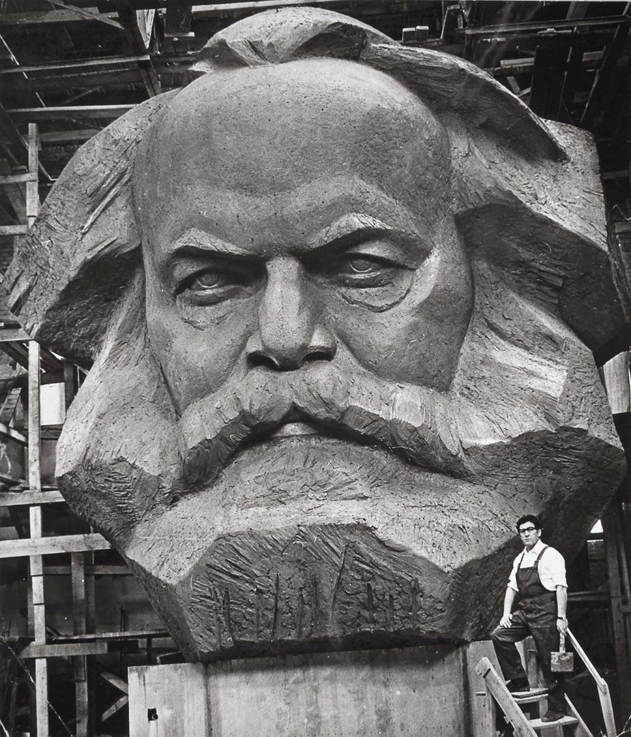 Auf diesem Bild ist das folgende Kunstwerk zu sehen: Jewgeni Chaldej. Karl-Marx-Skulptur von Lew Kerbel. Um 1970.