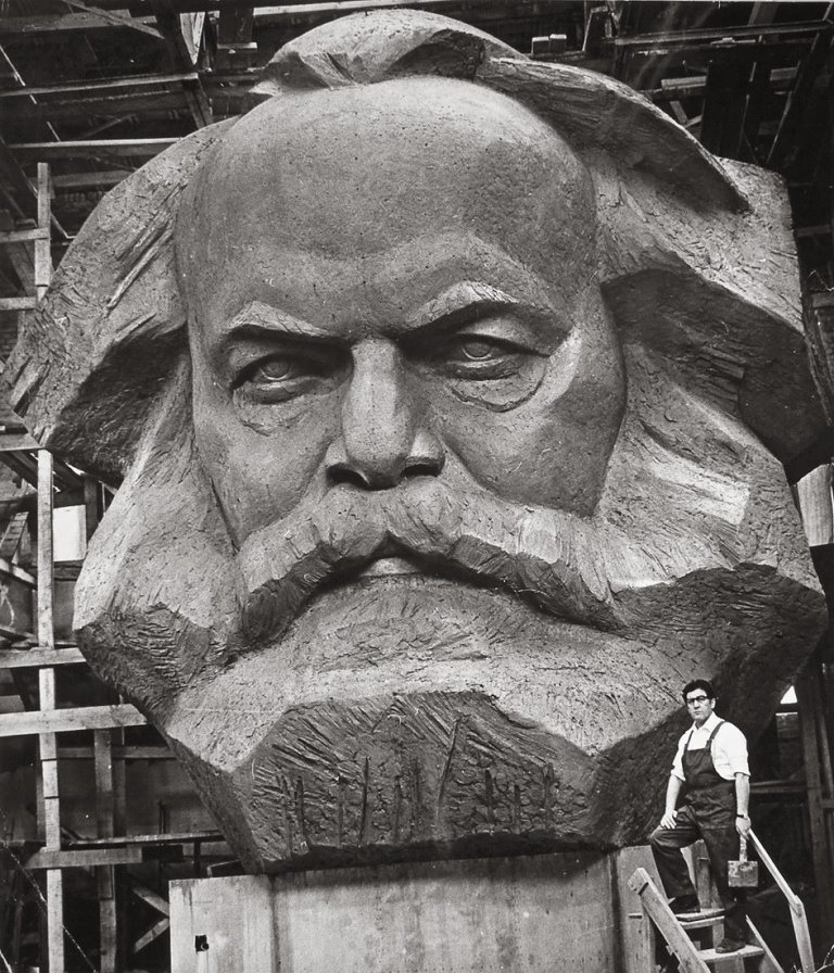 Auf diesem Bild ist das folgende Kunstwerk zu sehen: Jewgeni Chaldej. Karl-Marx-Skulptur von Lew Kerbel. Um 1970.
