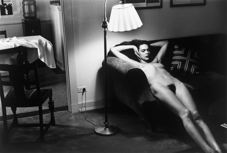 Auf diesem Bild ist das folgende Kunstwerk zu sehen: Helmut Newton. „'Domestic Nude IV' in my living room. Chateau Marmont, Hollywood“. 1992.