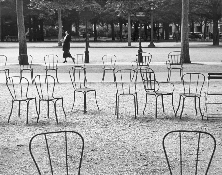 Auf diesem Bild ist das folgende Kunstwerk zu sehen: André  Kertész. Stühle, Champs-Elysées, Paris. 1927.