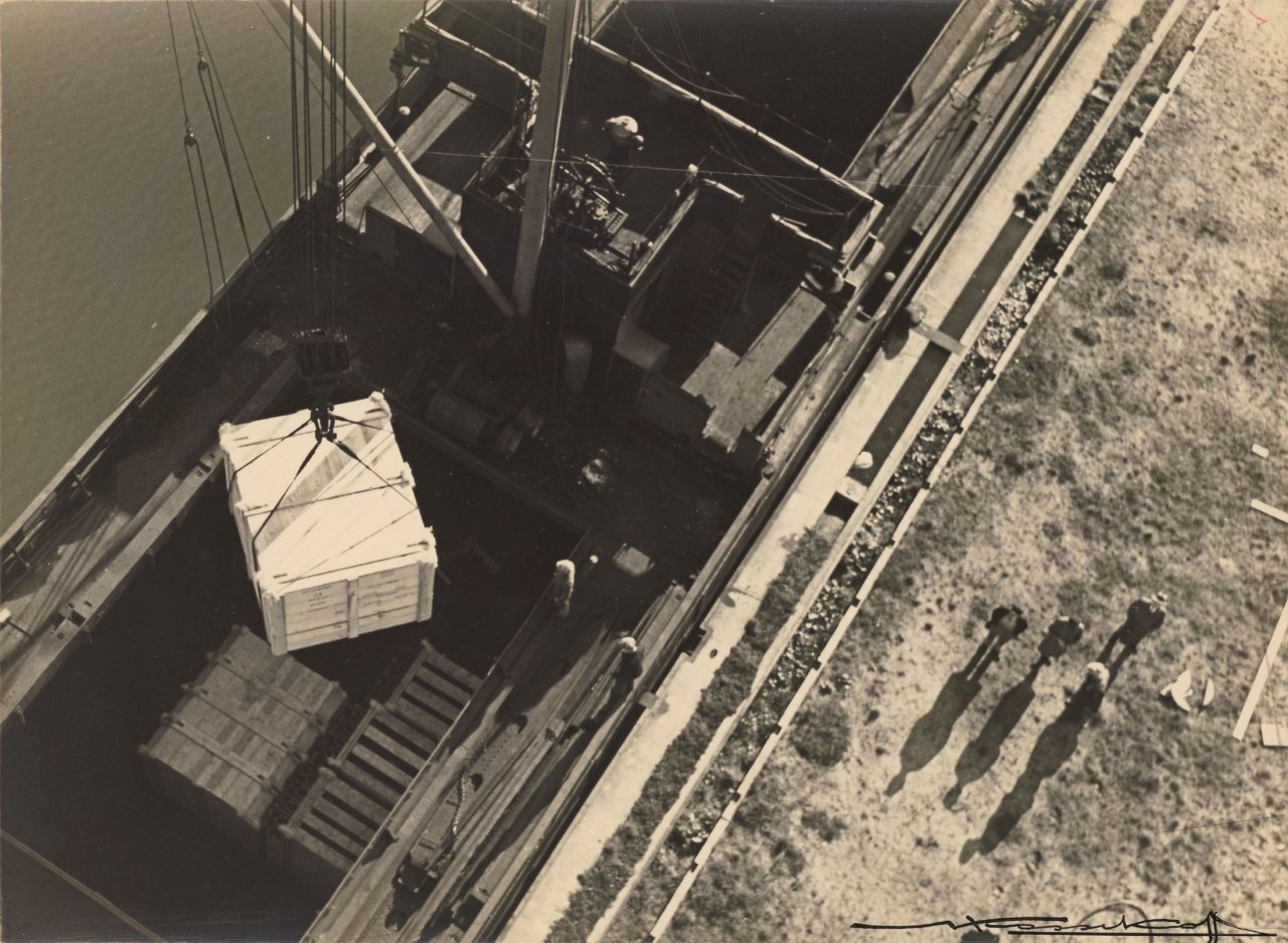 Auf diesem Bild ist das folgende Kunstwerk zu sehen: Nikolaï Kossikoff. Ohne Titel (Seehafen Gent, Schiffsladung). Um 1935–1939.