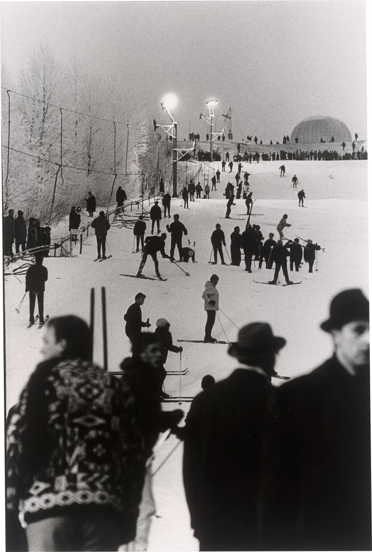 Auf diesem Bild ist das folgende Kunstwerk zu sehen: Max Jacoby. Teufelsberg, Wintersport. Vermutlich 1960er–Jahre.