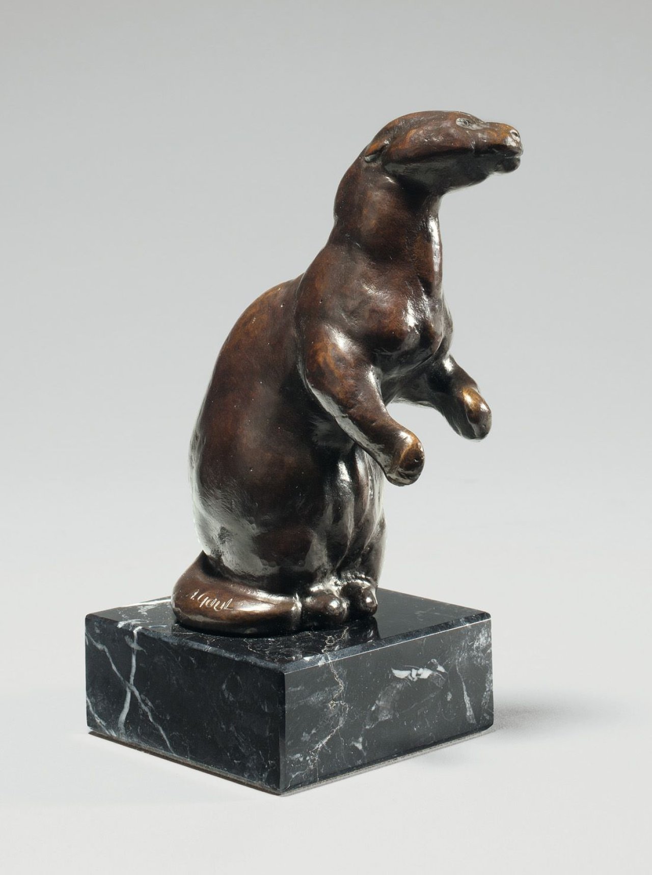 This picture shows the following artwork: August Gaul. „Fischotter“. 1908.