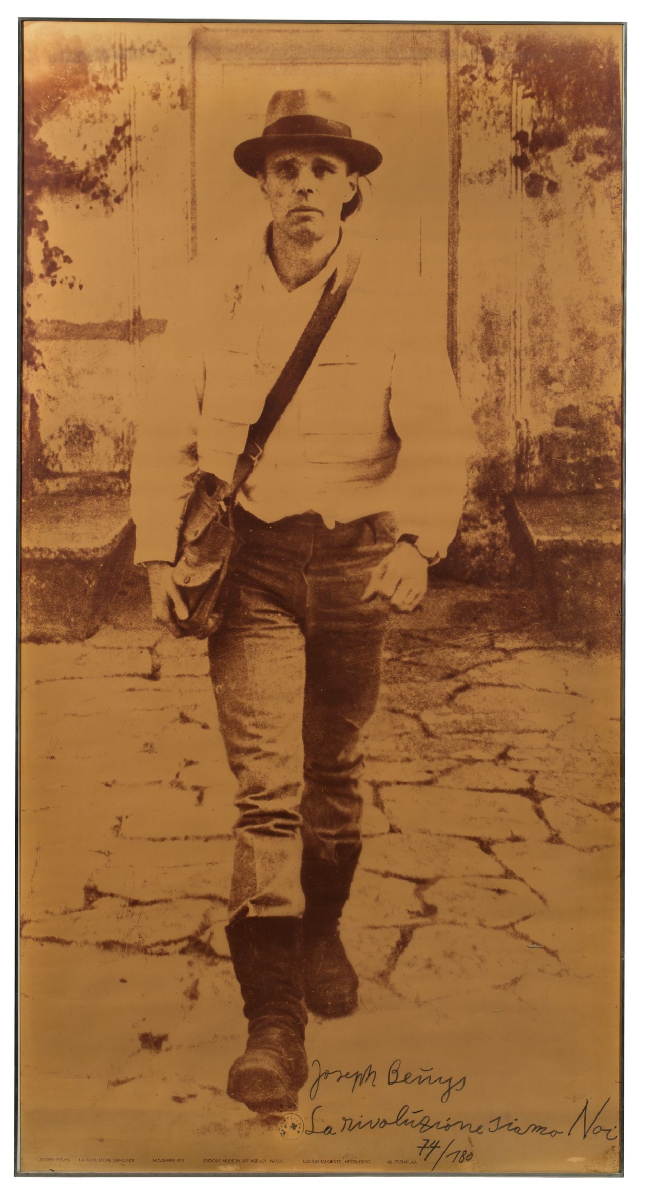 This picture shows the following artwork: Joseph Beuys. „La rivoluzione siamo Noi“. 1972.