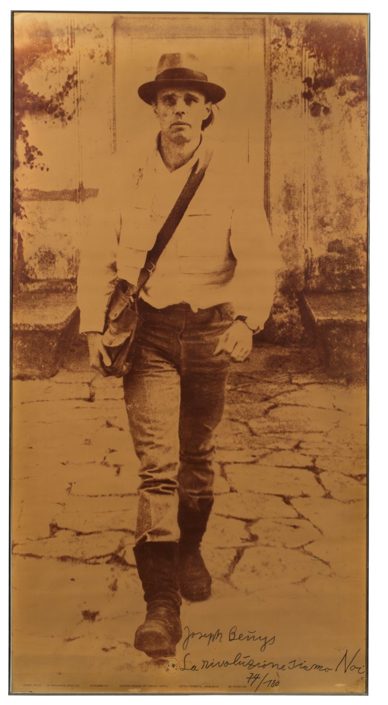 Auf diesem Bild ist das folgende Kunstwerk zu sehen: Joseph Beuys. „La rivoluzione siamo Noi“. 1972.