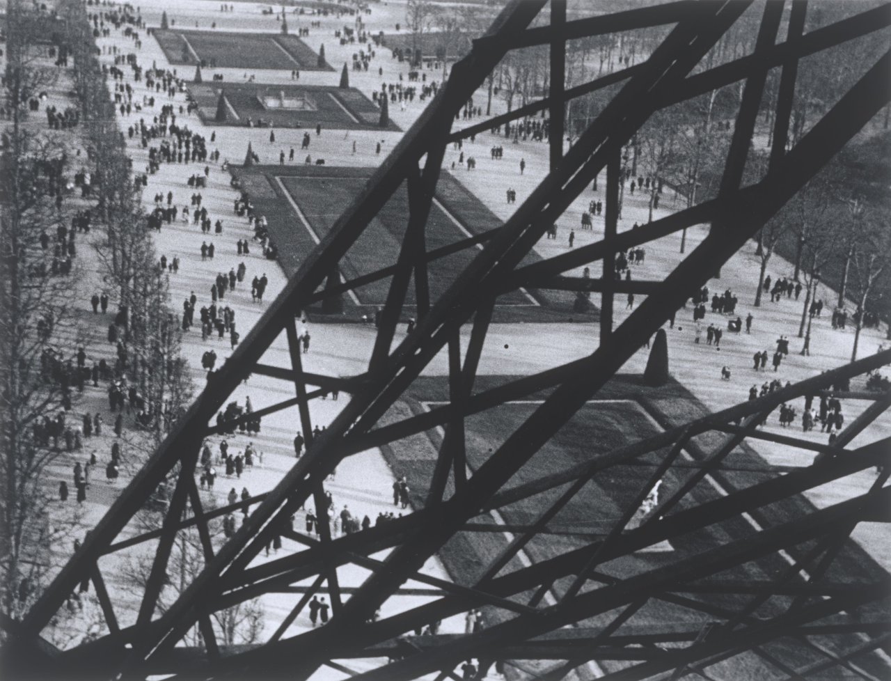 Auf diesem Bild ist das folgende Kunstwerk zu sehen: Ilse Bing. Champ de Mars, vu de la Tour Eiffel, Paris. 1931.