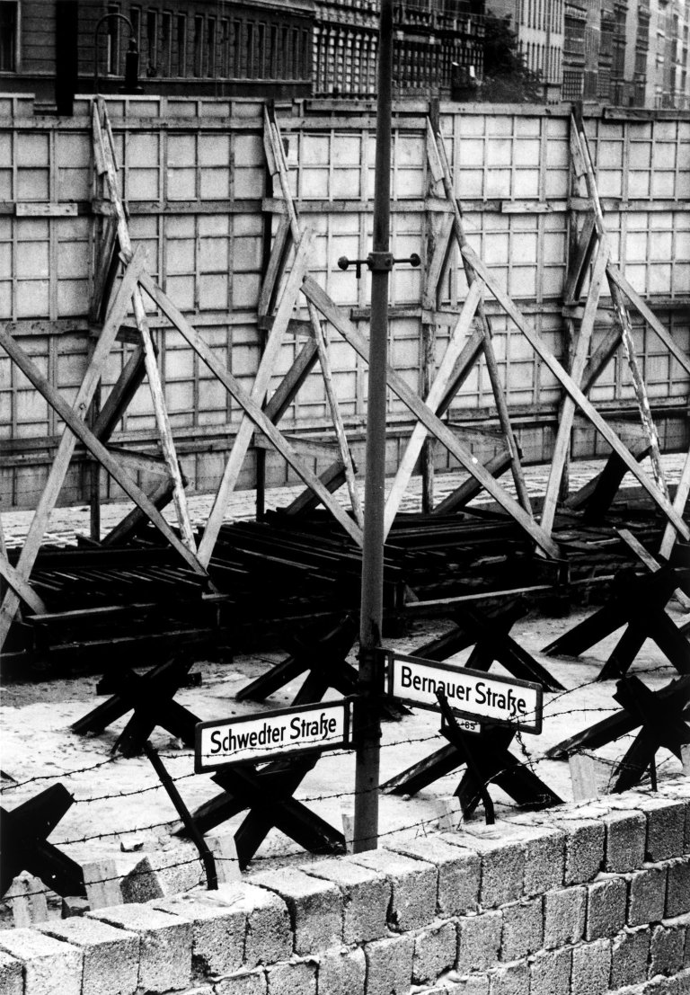 Auf diesem Bild ist das folgende Kunstwerk zu sehen: Stefan Moses. „berlin, bernauerstrasse“. 1963.