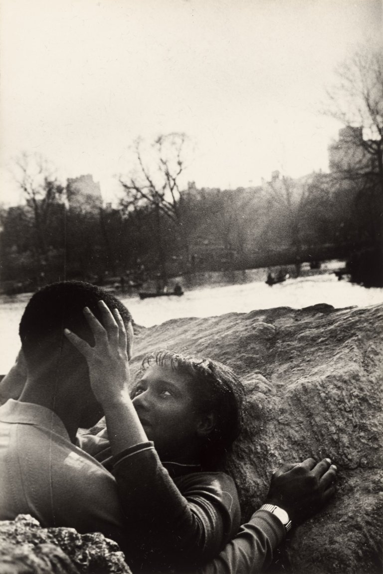 Auf diesem Bild ist das folgende Kunstwerk zu sehen: Ralph Gibson. Aus der Serie „New York“, 1967–69. 1967.
