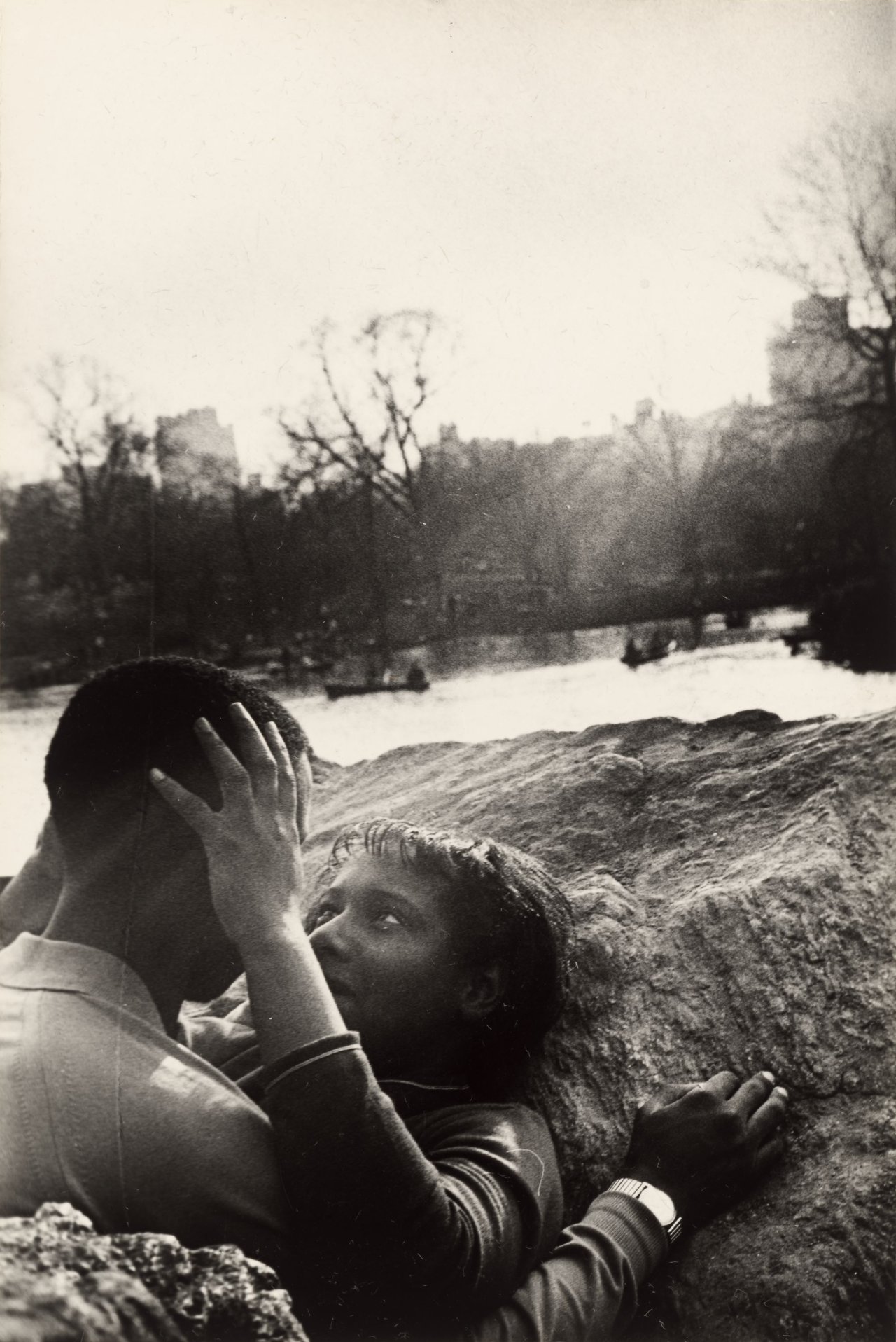 Auf diesem Bild ist das folgende Kunstwerk zu sehen: Ralph Gibson. Aus der Serie „New York“, 1967–69. 1967.