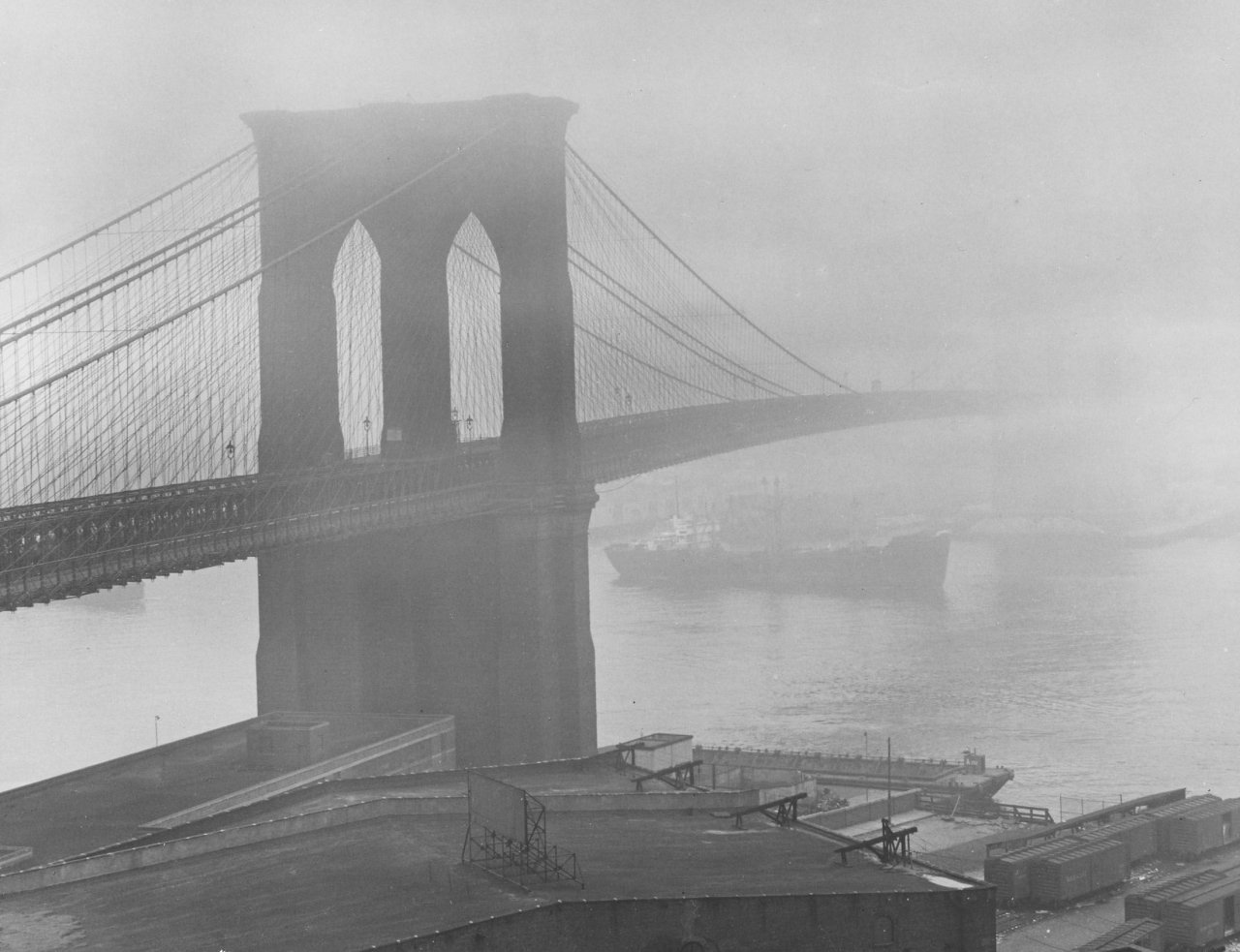Auf diesem Bild ist das folgende Kunstwerk zu sehen: Andreas Feininger. „Brooklyn Bridge in fog“. 1948.
