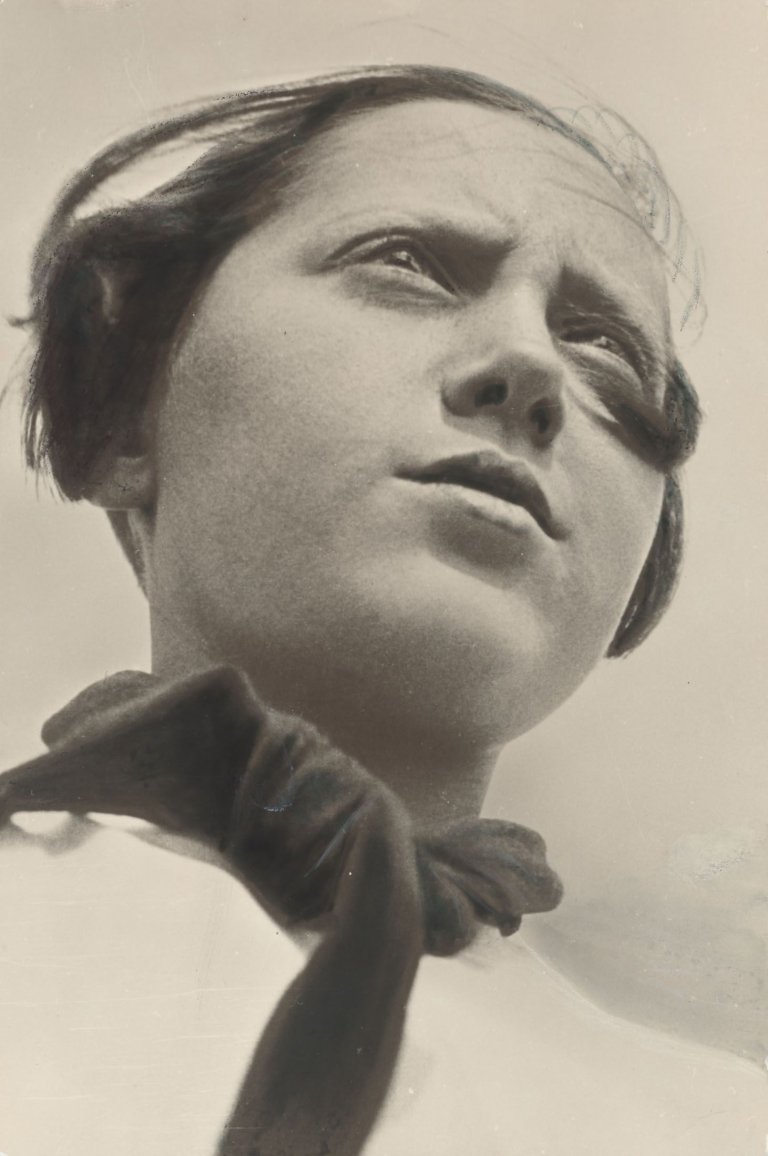 Auf diesem Bild ist das folgende Kunstwerk zu sehen: Alexander  Rodchenko. Pionierin. 1930.