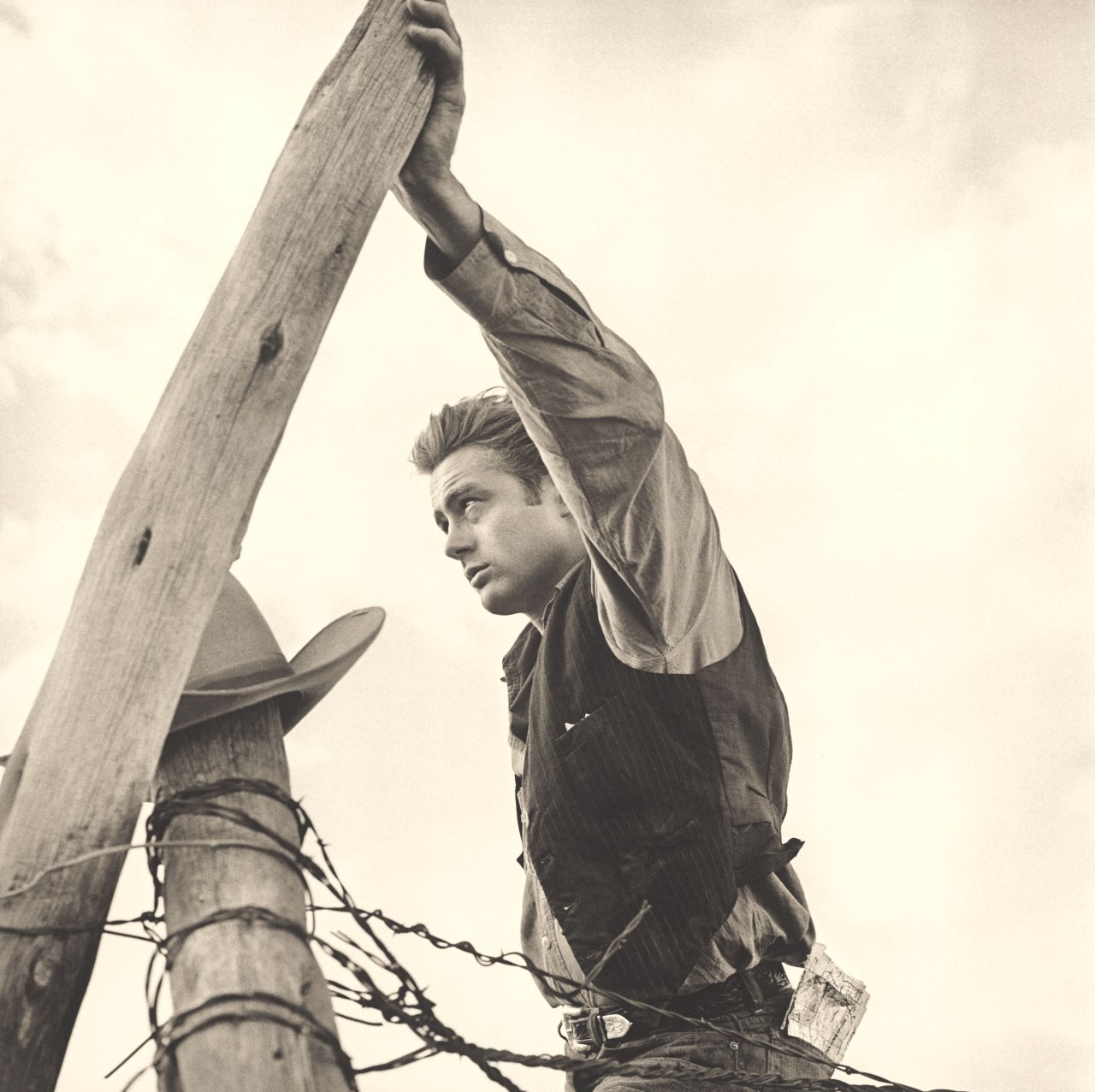 Auf diesem Bild ist das folgende Kunstwerk zu sehen: Frank Worth. Portfolio JAMES DEAN.