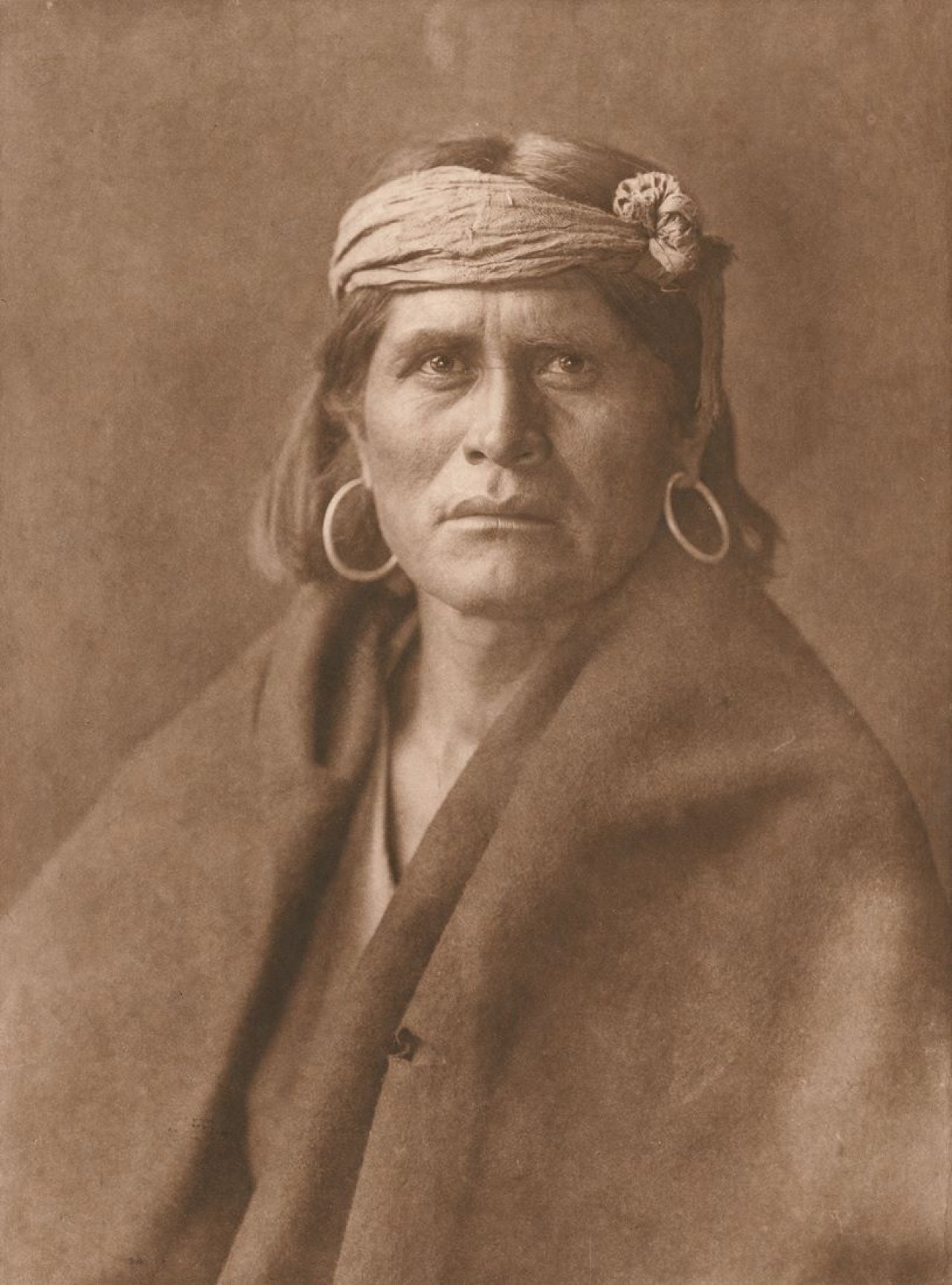 Auf diesem Bild ist das folgende Kunstwerk zu sehen: Edward Sheriff Curtis. A Walpi Man. 1921.