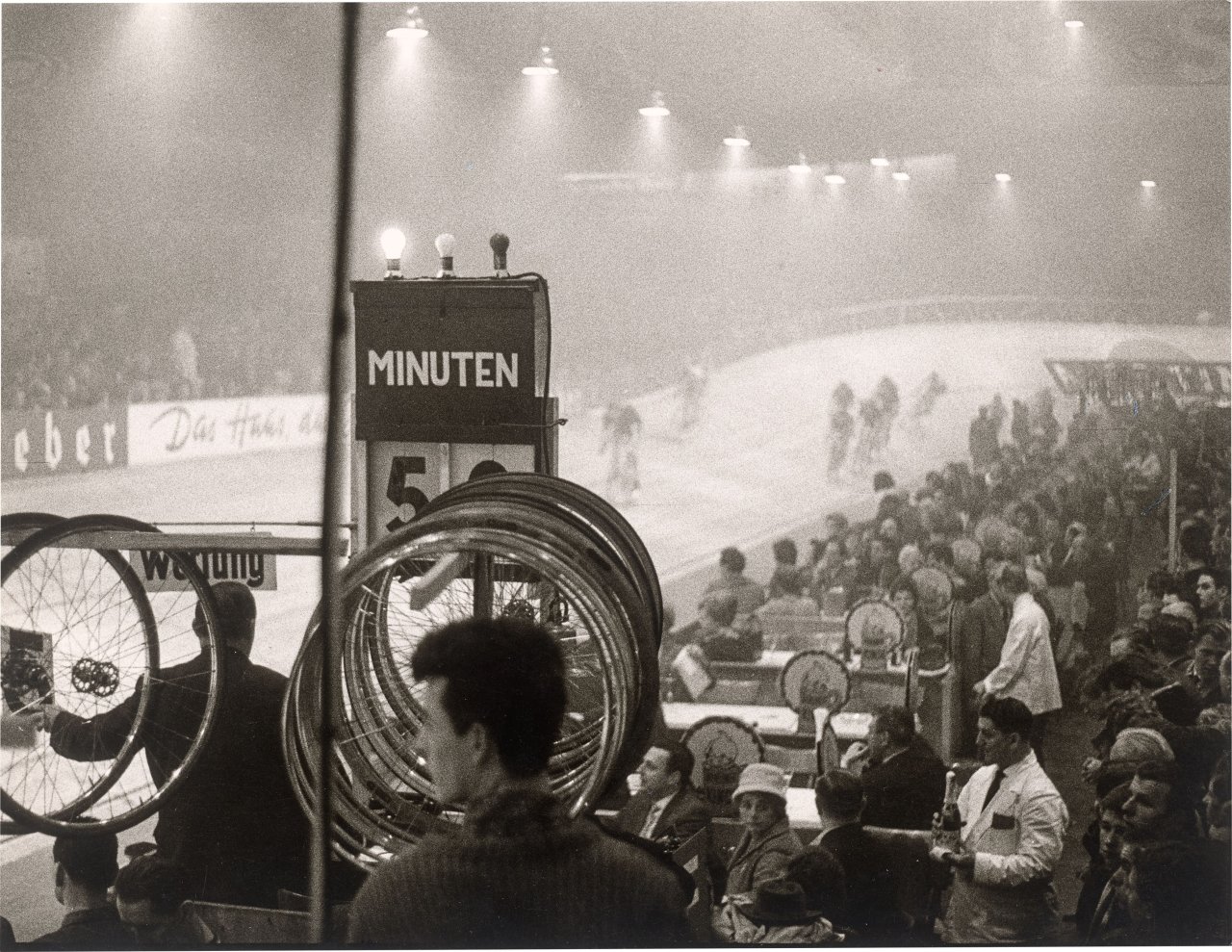 Auf diesem Bild ist das folgende Kunstwerk zu sehen: Max Jacoby (d.i. Max Moshe Jacoby). „6-Tage-Rennen, Sportpalast“, Berlin. 1950er–Jahre.