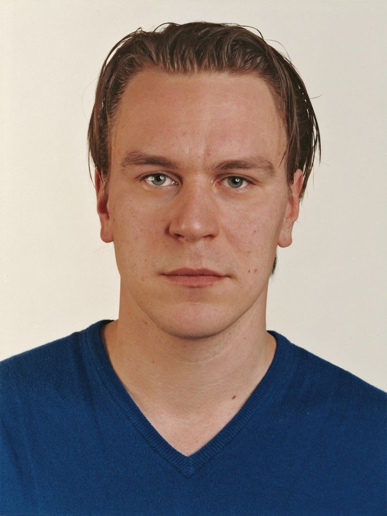 Auf diesem Bild ist das folgende Kunstwerk zu sehen: Thomas Ruff. Portrait Alexej Koshkarov. 1999.