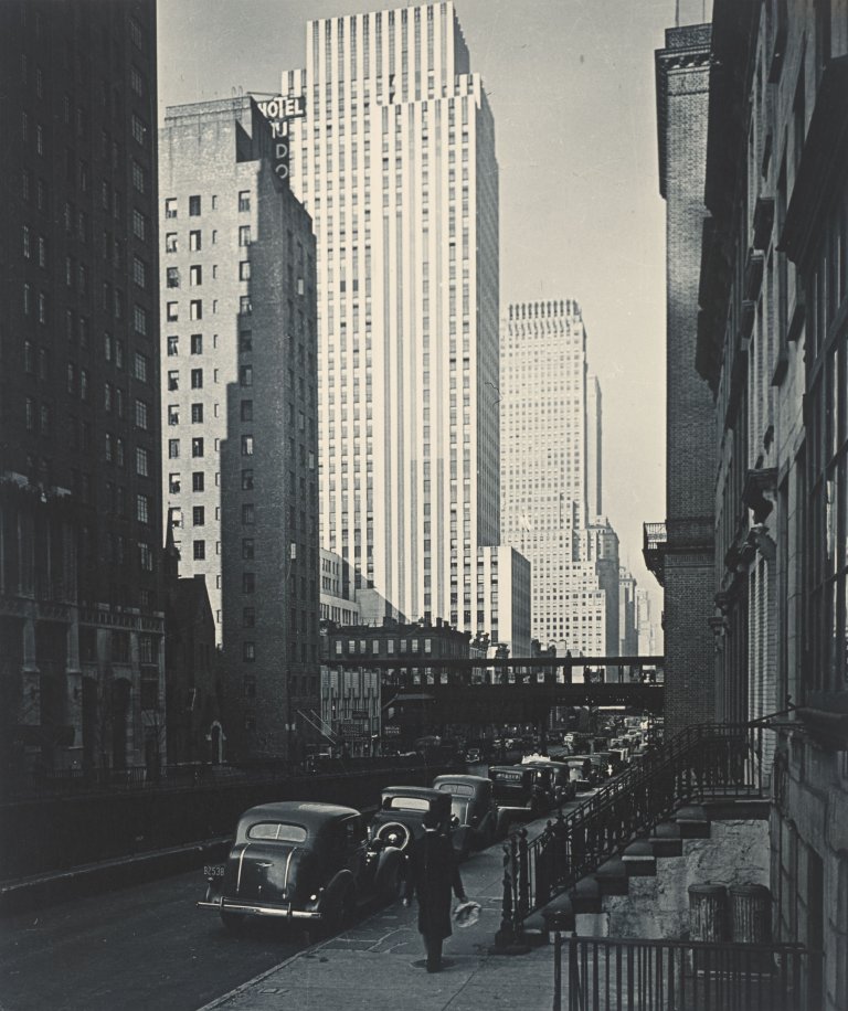 Auf diesem Bild ist das folgende Kunstwerk zu sehen: Drahomir Joseph Růžička. „East 42d Str. N.Y.“. 1937.