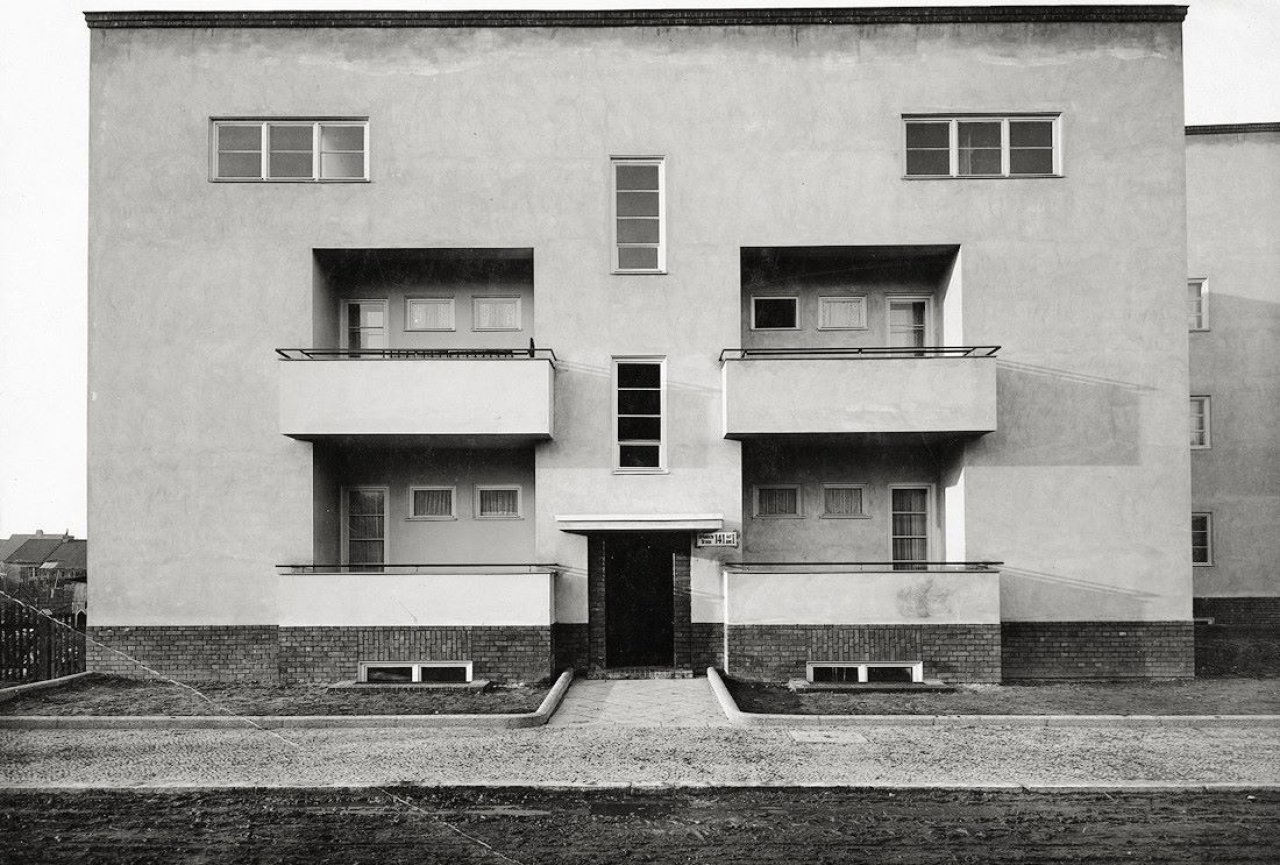 Catalog image of „Afrikanische Strasse 141, seitlicher <br />
Eingang II“. Um 1927