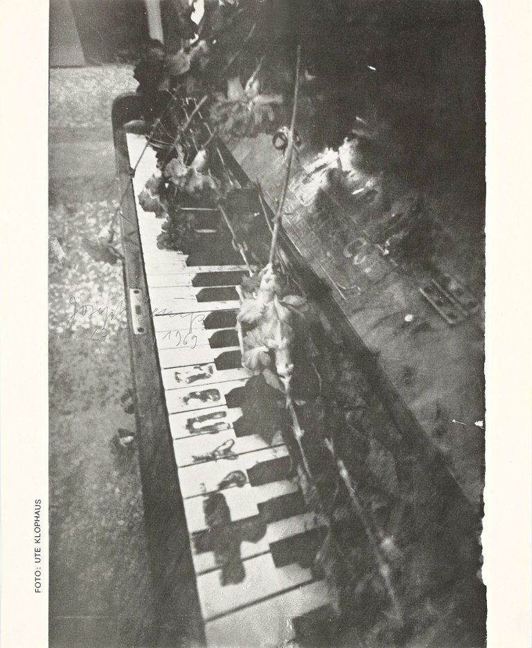 Auf diesem Bild ist das folgende Kunstwerk zu sehen: Joseph Beuys. Ohne Titel (Fluxuskonzert). 1969.