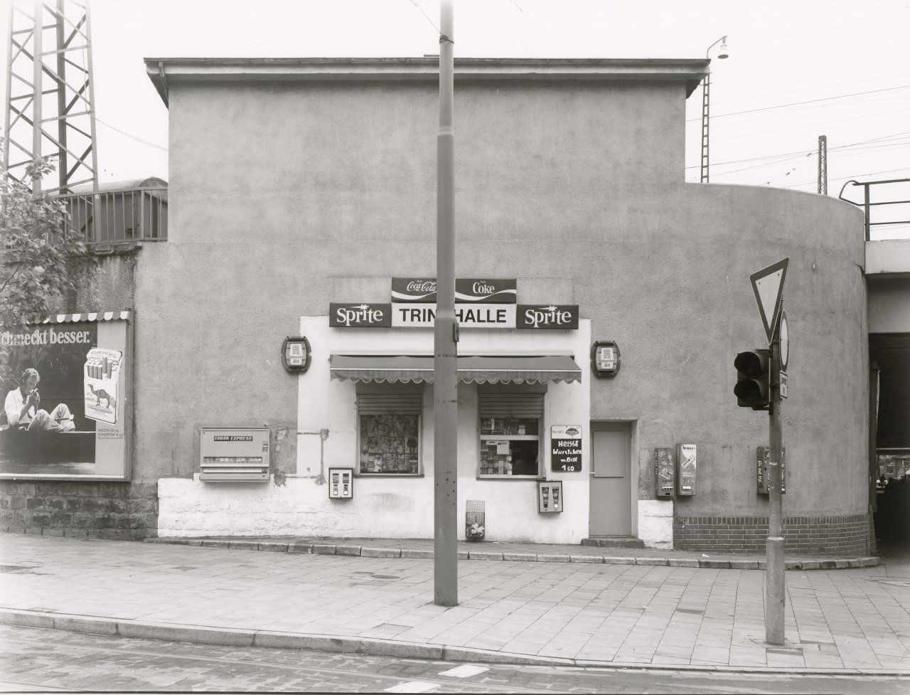 Auf diesem Bild ist das folgende Kunstwerk zu sehen: Tata Ronkholz. Düsseldorf, Harkortstr. Ecke Ellerstr., aus der Serie „Trinkhallen“, 1977–1984. 1978.