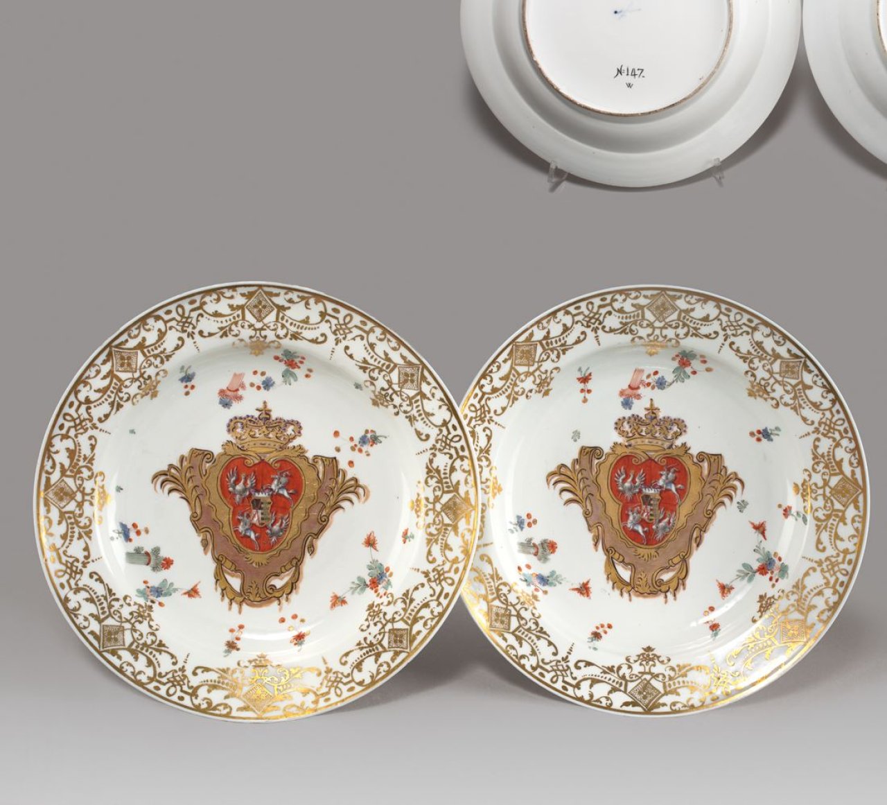 Auf diesem Bild ist das folgende Kunstwerk zu sehen:  Porzellanmanufaktur Meissen. Teller aus dem sog. Krönungsservice für König August III. von Polen (1696–1763) – mit Polnisch-Kursächsischem Wappen, Streublumen und reicher Goldspitzenbordüre aus dem Japanischen Palais in Dresden. 1733/34.