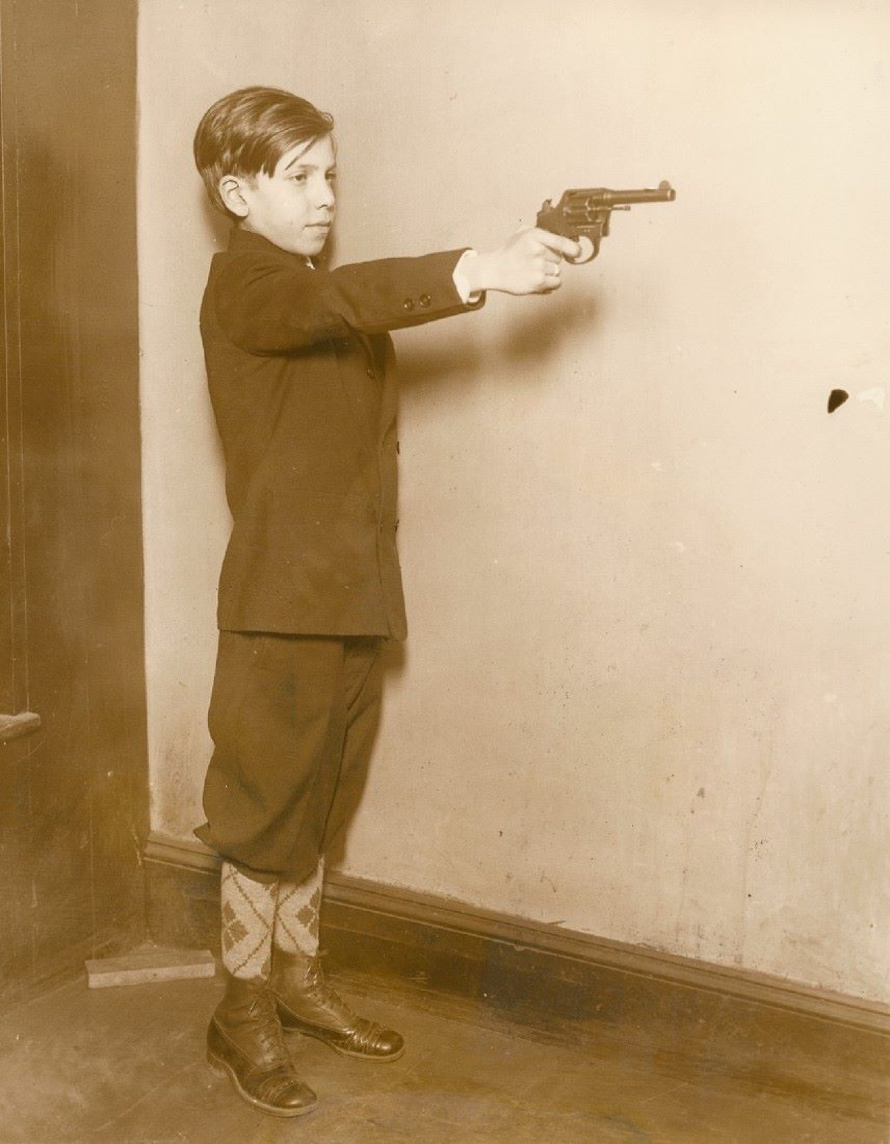 Auf diesem Bild ist das folgende Kunstwerk zu sehen:  Anonym. 'Sure shot' Johnny Jovino, New York. 1930er Jahre.