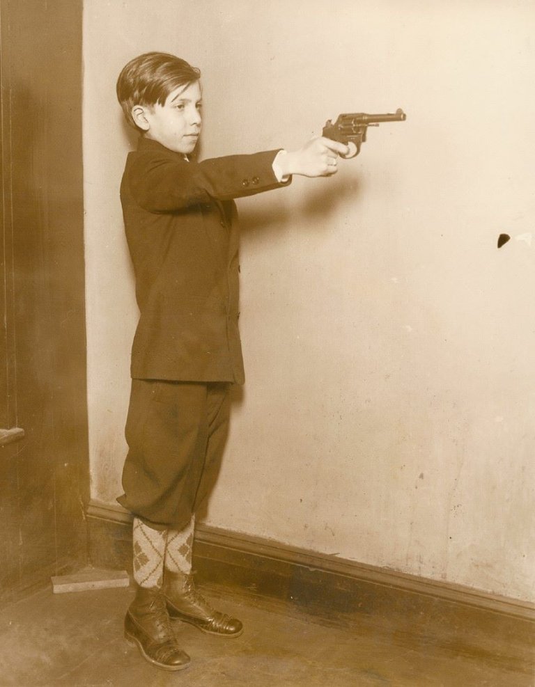 Auf diesem Bild ist das folgende Kunstwerk zu sehen:  Anonym. 'Sure shot' Johnny Jovino, New York. 1930er Jahre.