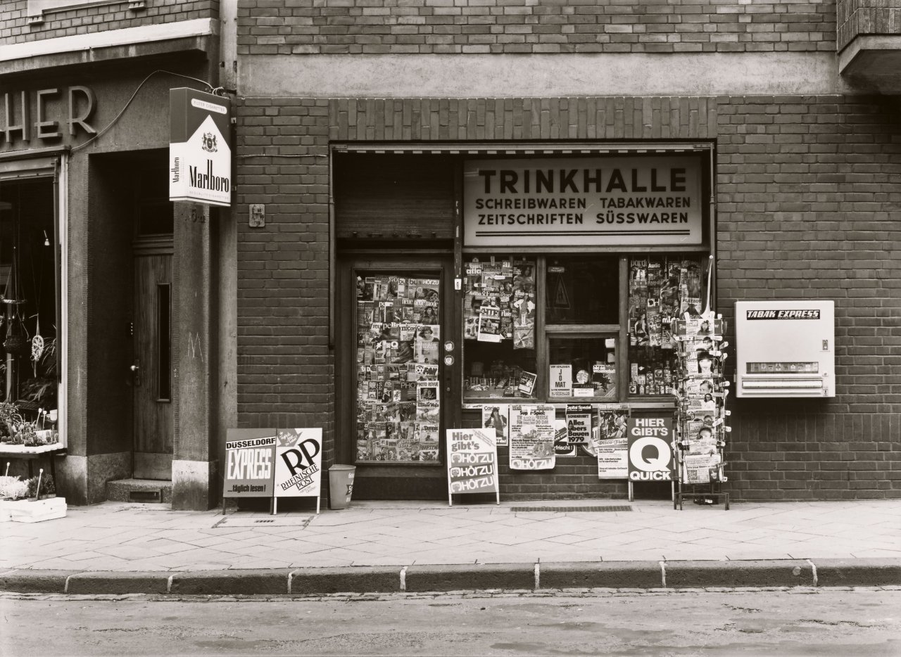 Auf diesem Bild ist das folgende Kunstwerk zu sehen: Tata Ronkholz. Düsseldorf, Martinstr. 46, aus der Serie „Trinkhallen“. 1978.