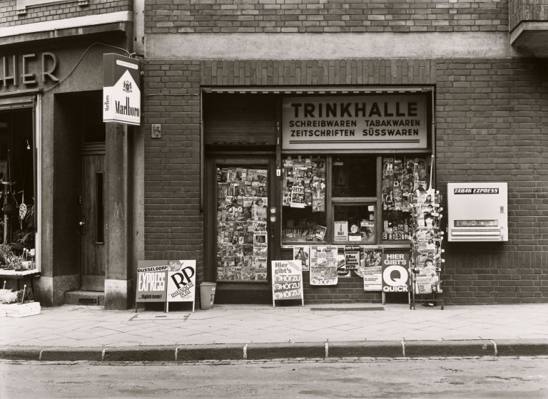 Auf diesem Bild ist das folgende Kunstwerk zu sehen: Tata Ronkholz. Düsseldorf, Martinstr. 46, aus der Serie „Trinkhallen“. 1978.